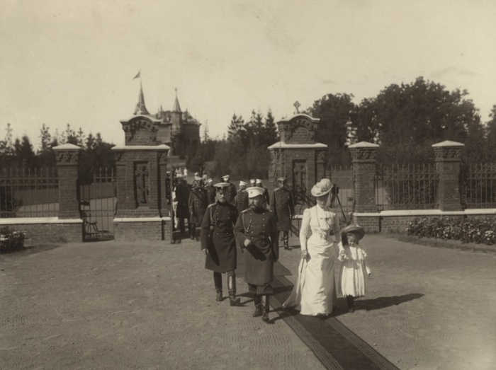 Император Николай II и Императрица Александра Федоровна в Спале в 1900 году. Император Николай II и Императрица Александра Федоровна в Спале в 1900 году.