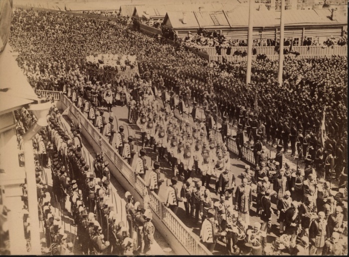 Торжественная церемония коронации Николая II в Москве в 1896 году. Торжественная церемония коронации Николая II в Москве в 1896 году.