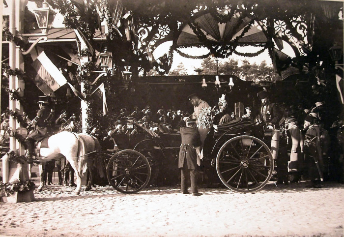 Военные чины встречают прибывших императора Николая II и императрицу Александру Федоровну в 1897 году. Военные чины встречают прибывших императора Николая II и императрицу Александру Федоровну в 1897 году.