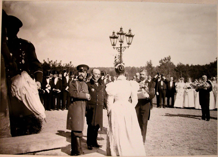 Представители местной власти встречают императора Николая II и императрицу Александру Федоровну. Представители местной власти встречают императора Николая II и императрицу Александру Федоровну.