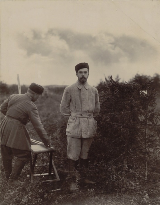Николай II на охоте в середине 1890-х годов. Николай II на охоте в середине 1890-х годов.