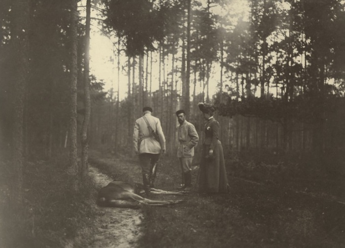 Николай II на охоте у убитого лося в 1900 году. Николай II на охоте у убитого лося в 1900 году.