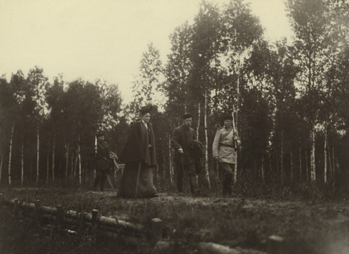 Император Николай II и Императрица Александра Федоровна на охоте в 1900 году. Император Николай II и Императрица Александра Федоровна на охоте в 1900 году.