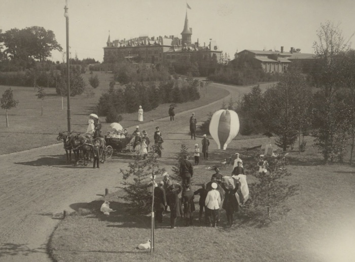 В парке у Беловежского дворца в 1900 году. В парке у Беловежского дворца в 1900 году.