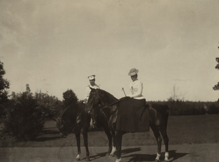 Император Николай II и императрица Александра Федоровна на лошадях в 1900 году. Император Николай II и императрица Александра Федоровна на лошадях в 1900 году.