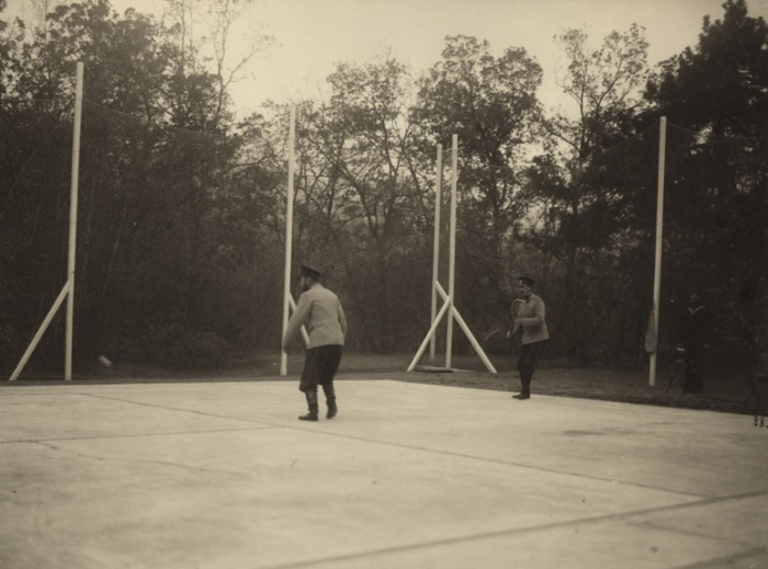 Николай II, играющий в большой теннис в 1902 году. Николай II, играющий в большой теннис в 1902 году.