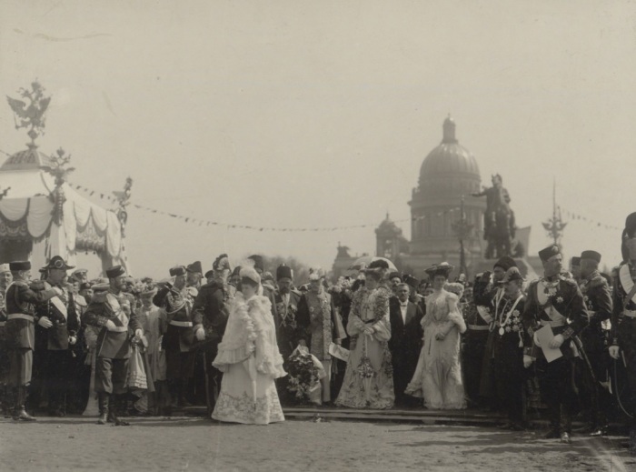 Николай II и Александра Федоровна в день празднования 200-летия Санкт-Петербурга в 1903 году. Николай II и Александра Федоровна в день празднования 200-летия Санкт-Петербурга в 1903 году.