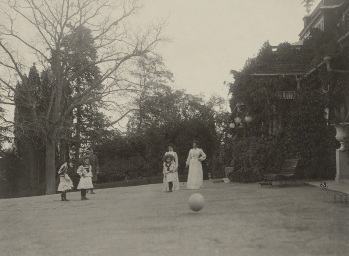 Александра Федоровна с детьми в Ливадии в 1902 году. Александра Федоровна с детьми в Ливадии в 1902 году.