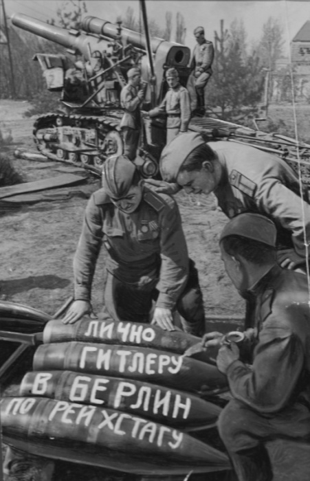 Советские артиллеристы пишут послания на снарядах. Советские артиллеристы пишут послания на снарядах.