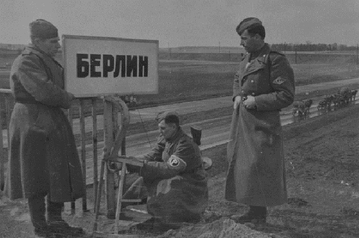 Советские регулировщики устанавливают табличку перед мостом на въезде в Берлин. Советские регулировщики устанавливают табличку перед мостом на въезде в Берлин.