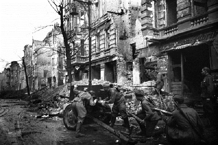 Расчет советской пушки ЗиС-3 ведет огонь по коммуникациям. Расчет советской пушки ЗиС-3 ведет огонь по коммуникациям.