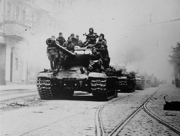 Групповой снимок красноармейцев на тяжелом танке ИС-2 на улице Берлина. Групповой снимок красноармейцев на тяжелом танке ИС-2 на улице Берлина.