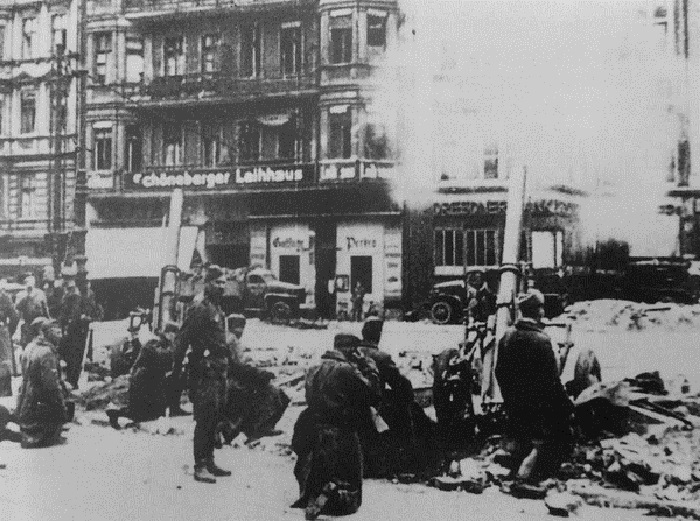 Расчеты советских 160-мм минометов образца 1943 года. Расчеты советских 160-мм минометов образца 1943 года.