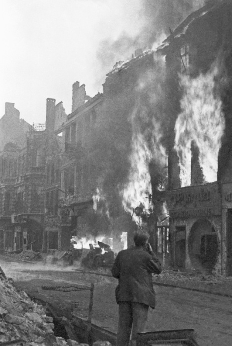 Здание, объятое пламенем, за час до объявления капитуляции Берлинского гарнизона. Здание, объятое пламенем, за час до объявления капитуляции Берлинского гарнизона.