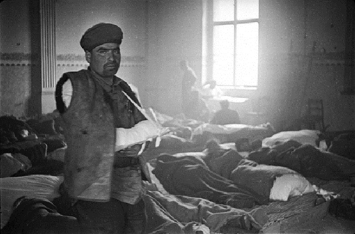 Портрет красноармейца с загипсованной рукой в госпитале на территории Германии. Портрет красноармейца с загипсованной рукой в госпитале на территории Германии.