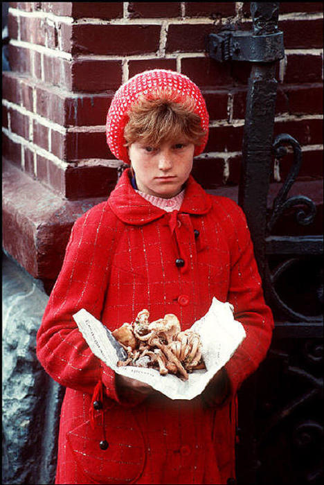 Девочка на рынке. УССР, Львов, 1988 год.