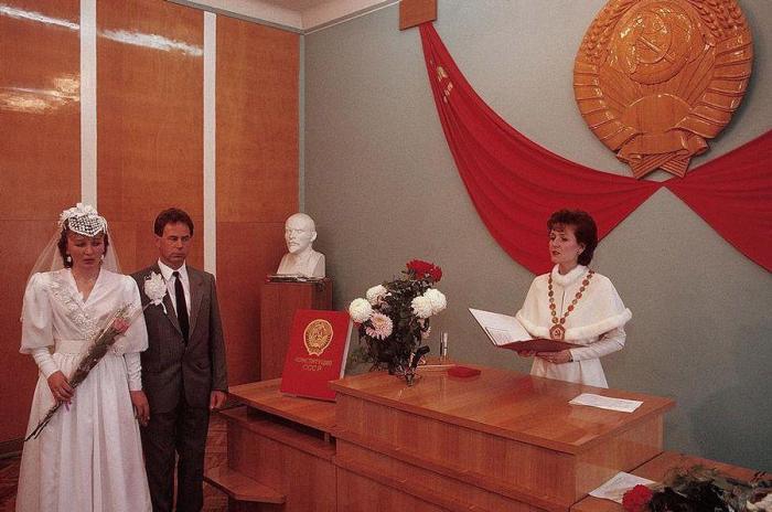  Регистрация брака в отделениях ЗАГСа. СССР, Черновцы, 1988 год.