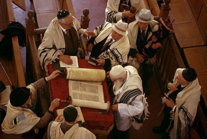 На каждой службе чтение Торы сопровождается раввинским толкованием стихов. СССР, Одесса, 1988 год.