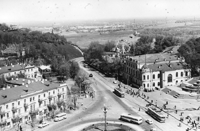 Площадь Сталина, вид на Владимирский спуск и Днепр в 1960-е годы. Фото из Центрального государственного архива кинофотофонодокументов имени Пшеничного.