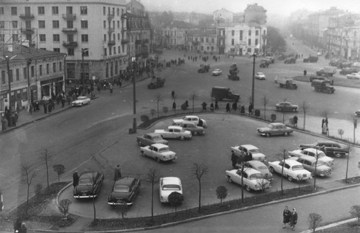 Волки на площади Победы. Фото из Центрального государственного архива кинофотофонодокументов имени Пшеничного.