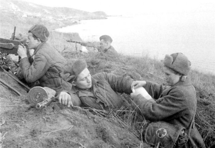 Санинструктор Екатерина Михайлова оказывает помощь раненому бойцу. | Фото: ivvvv.livejournal.com. Санинструктор Екатерина Михайлова оказывает помощь раненому бойцу. | Фото: ivvvv.livejournal.com.