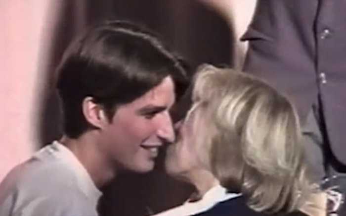 Эммануэль Макрон и Бриджит Озьер после школьного спектакля. / Фото: kirishishop.ru Эммануэль Макрон и Бриджит Озьер после школьного спектакля. / Фото: kirishishop.ru