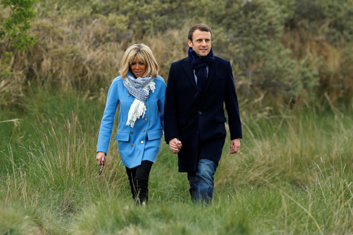 Эммануэль и Брижит Макрон проводят свои выходные в Ле-Туке на севере Франции. /Фото: Benoit Tessier, Reuters Эммануэль и Брижит Макрон проводят свои выходные в Ле-Туке на севере Франции. /Фото: Benoit Tessier, Reuters