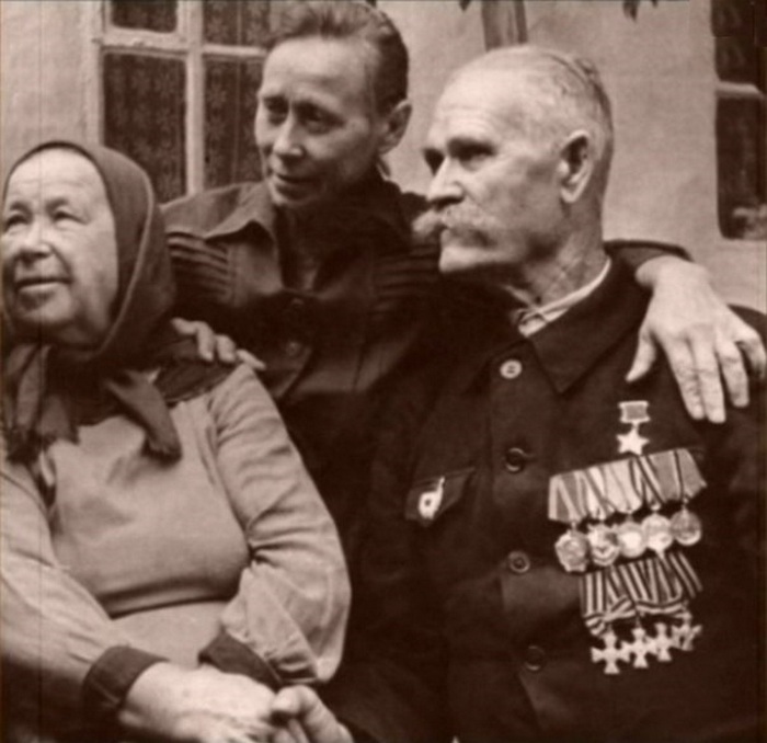 Константин Недорубов с родными. Константин Недорубов с родными.