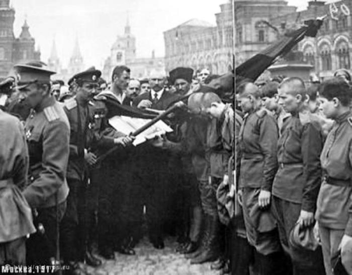 Торжественные проводы на фронт Первого женского батальона. Фото. Москва, Красная площадь. лето 1917 Торжественные проводы на фронт Первого женского батальона. Фото. Москва, Красная площадь. лето 1917