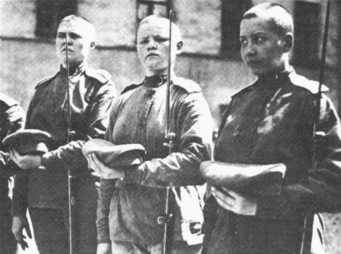 Новобранцы женского батальона. Новобранцы женского батальона.