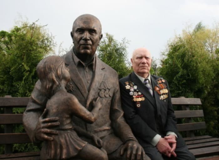 Памятник Ветерану в тамбовском парке Победы и Иван Одарченко, который стал прототипом памятника | Фото: mk.ru