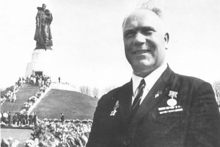 Иван Одарченко на фоне памятника Воину-освободителю, для которого он позировал | Фото: tstu.ru