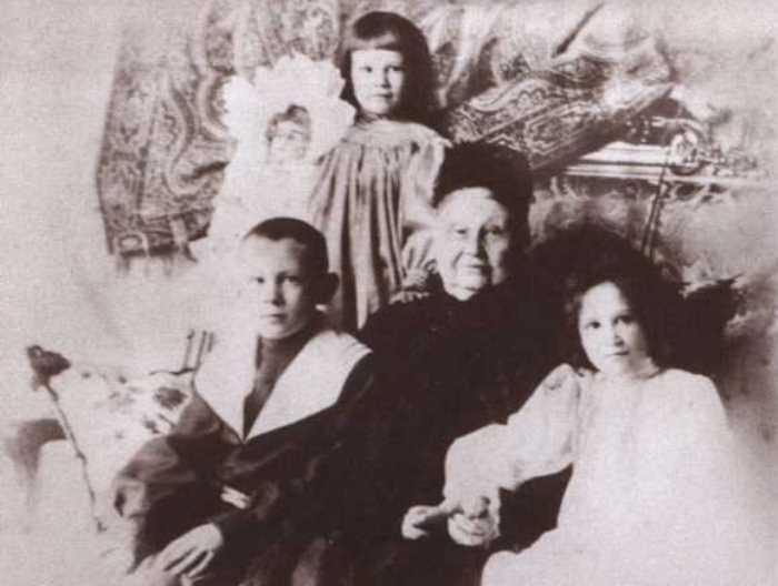 Дети промышленника Тимофей, Елена и Мария с бабушкой, Марией Федоровной Морозовой | Фото: coollib.xyz Дети промышленника Тимофей, Елена и Мария с бабушкой, Марией Федоровной Морозовой | Фото: coollib.xyz
