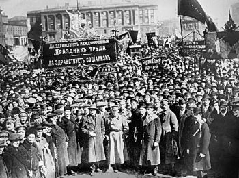 Рабочие и служащие Монетного двора на демонстрации. Петроград, 1 мая 1917