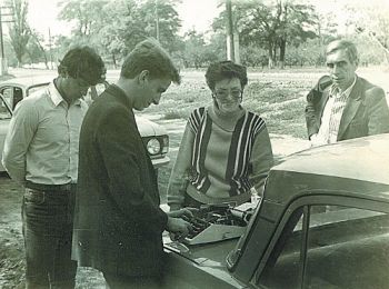 Сергей Гребенщиков за пишущей машинкой. Так иногда приходилось составлять протокол во время следственного эксперимента. Херсонская область, середина 80-х годов прошлого века