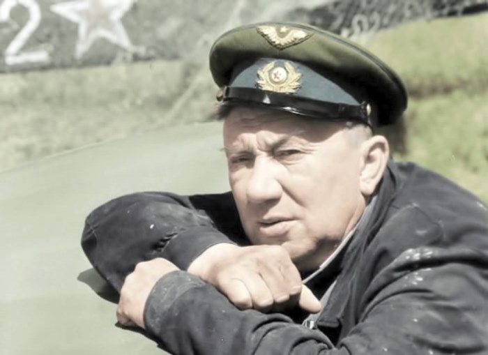 Алексей Смирнов в фильме *В бой идут одни старики*, 1974 | Фото: kino-teatr.ru Алексей Смирнов в фильме *В бой идут одни старики*, 1974 | Фото: kino-teatr.ru