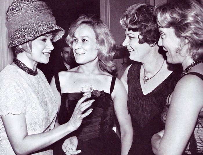 Майя Булгакова с зарубежными актрисами, 1961 | Фото: vokrug.tv Майя Булгакова с зарубежными актрисами, 1961 | Фото: vokrug.tv