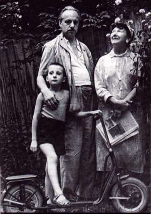 Рина Зелёная и Константин Топуридзе с внуком. / Фото: www.sevkray.ru Рина Зелёная и Константин Топуридзе с внуком. / Фото: www.sevkray.ru