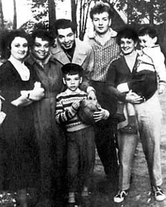 Михаил Державин с первой женой и семьей Аркадия Райкина. / Фото: www.hit-host.net Михаил Державин с первой женой и семьей Аркадия Райкина. / Фото: www.hit-host.net