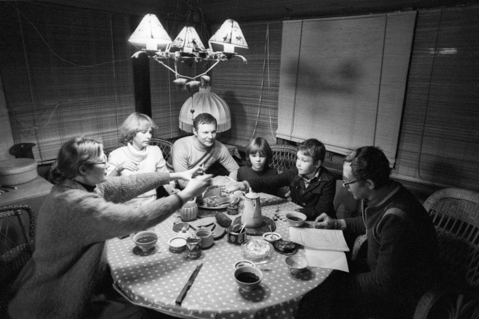 Актеры Виталий Соломин и Василий Ливанов в семейном кругу, 1982 г. / Фото: www.rnk-concept.ru Актеры Виталий Соломин и Василий Ливанов в семейном кругу, 1982 г. / Фото: www.rnk-concept.ru