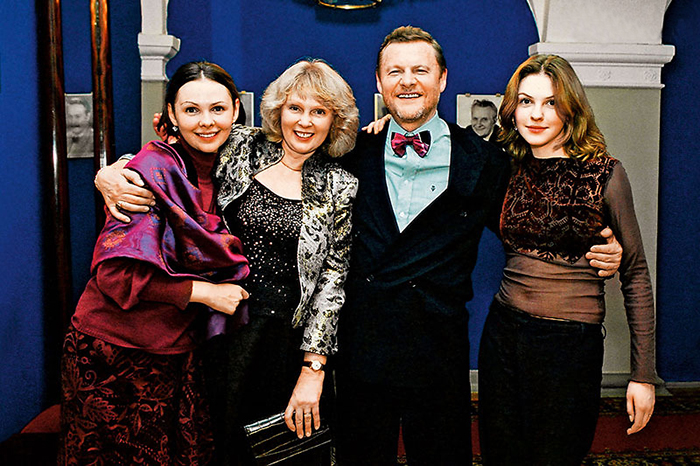 Виталий Соломин с женой Марией и дочками Настей и Лизой. / Фото: www.7days.ru Виталий Соломин с женой Марией и дочками Настей и Лизой. / Фото: www.7days.ru