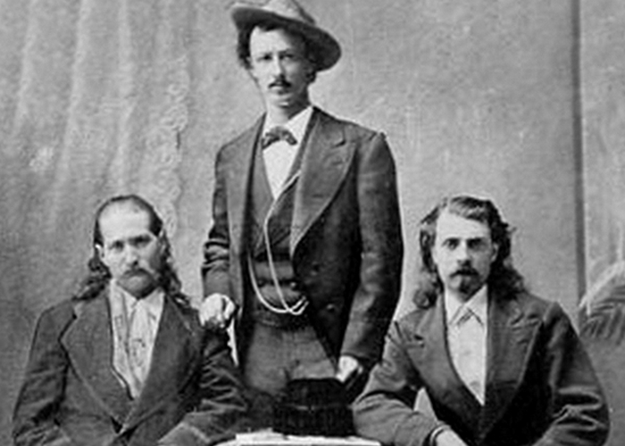 «Буффало Билл» поставлял мясо бизонов, на которых охотился сам. «Буффало Билл» поставлял мясо бизонов, на которых охотился сам.