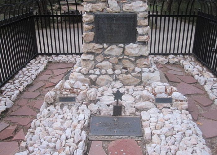 Могила Коди в Голдене, штат Колорадо. Могила Коди в Голдене, штат Колорадо.