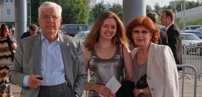 Раймонд Паулс с женой и внучкой Моникой. / Фото: www.baltnews.lv Раймонд Паулс с женой и внучкой Моникой. / Фото: www.baltnews.lv