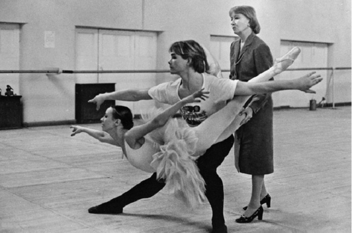 Людмила Семеняка, Андрис Лиепа и Галина Уланова на репетиции. | Фото: cdn.img.coolook.org. Людмила Семеняка, Андрис Лиепа и Галина Уланова на репетиции. | Фото: cdn.img.coolook.org.