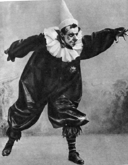 В. Мейерхольд в роли клоуна Ландовского в пьесе «Акробаты». | Фото: gua.convdocs.org. В. Мейерхольд в роли клоуна Ландовского в пьесе «Акробаты». | Фото: gua.convdocs.org.