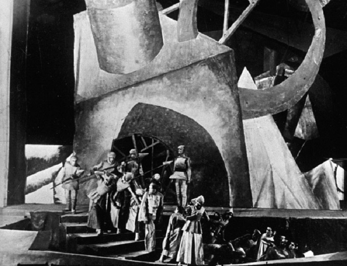 Одни из спектаклей В. Мейерхольда. | Фото: cdn-s-static.arzamas.academy. Одни из спектаклей В. Мейерхольда. | Фото: cdn-s-static.arzamas.academy.