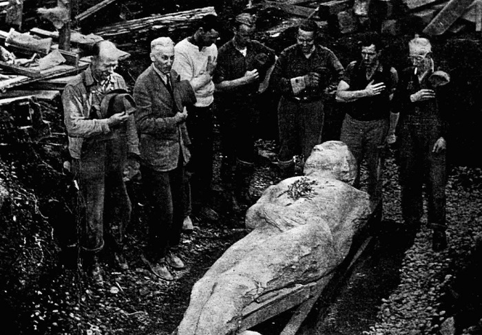 Извлечение из земли Кардиффского гиганта в октябре 1869 года. | Фото: antropogenez.ru. Извлечение из земли Кардиффского гиганта в октябре 1869 года. | Фото: antropogenez.ru.