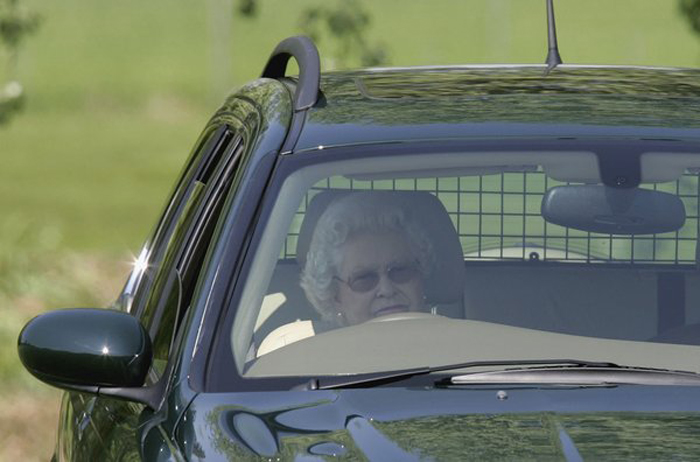 Королева наблюдает, как леди Пенни соревнуется на гонках гран-при на лэнд-роверах. Королева наблюдает, как леди Пенни соревнуется на гонках гран-при на лэнд-роверах.