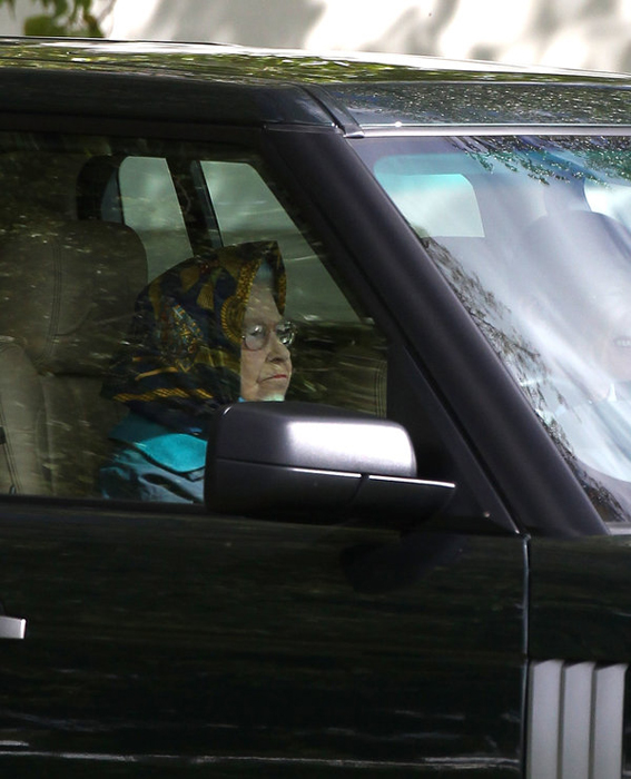 По дороге на открытие королевских скачек. По дороге на открытие королевских скачек.